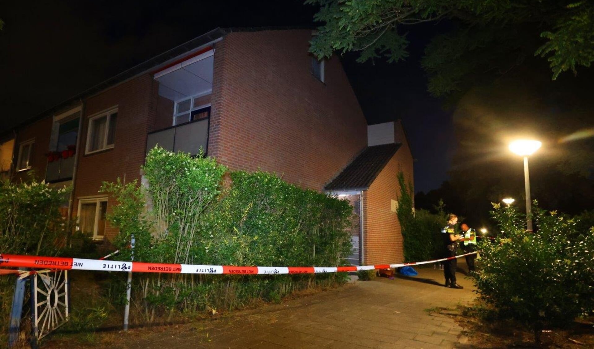 In een woning aan de Wethouder Noppenlaan in Rosmalen heeft de politie woensdagavond een dode vrouw aangetroffen.