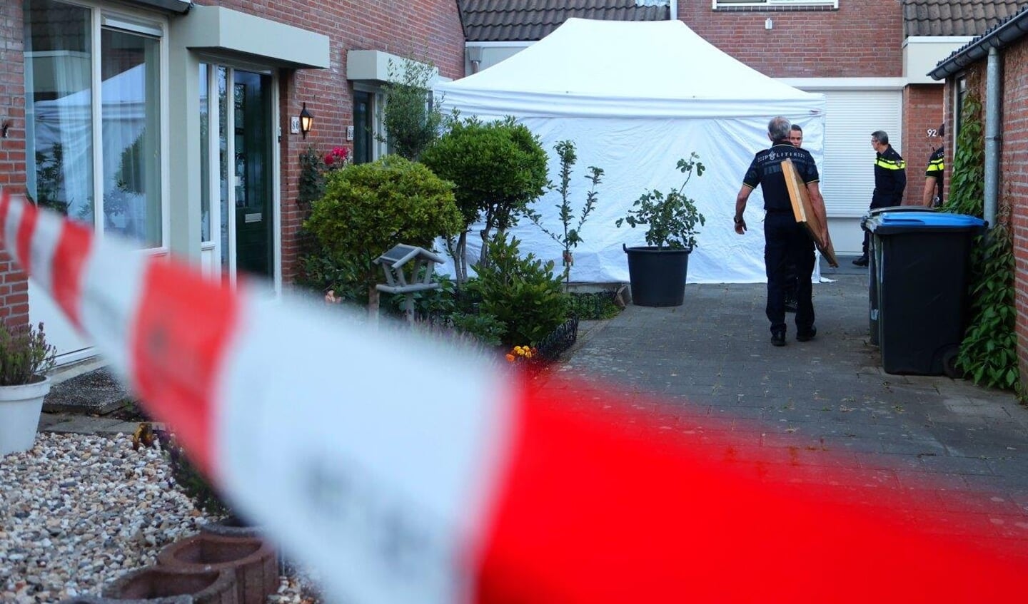 De politie heeft donderdagavond rond 20.00 uur twee lichamen aangetroffen in een woning aan de Zesde Reit in Den Bosch.
