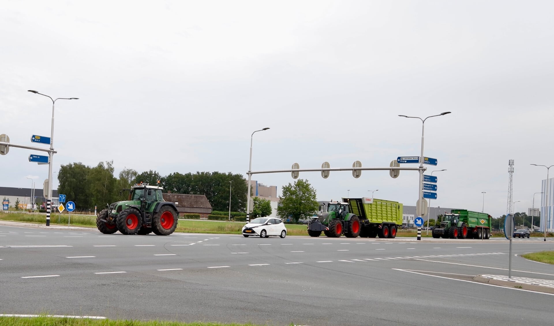 Vanuit Haps trokken maandag diverse boeren met hun tractoren richting Schaijk, om zo hun onvrede over de kabinetsplannen te uit. (Foto: SK-Media)