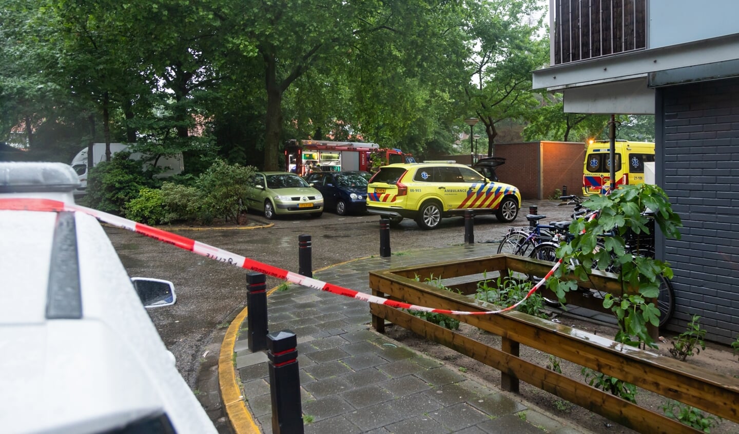 Een automobilist is zondagavond rond 19.55 uur aan De Engstoep in Rosmalen de berm in gereden en tegen een boom gebotst.