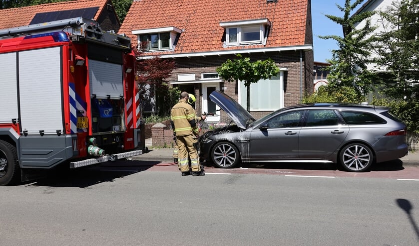Rijdende auto vliegt in brand in Osse Kortfoortstraat. (Foto: Charles Mallo, Foto Mallo)  