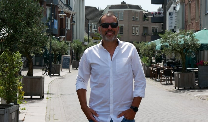 <p>Hans Bolder in de Molenstraat, volgens hem de beste locatie voor het roemruchte Gevelconcert.</p>