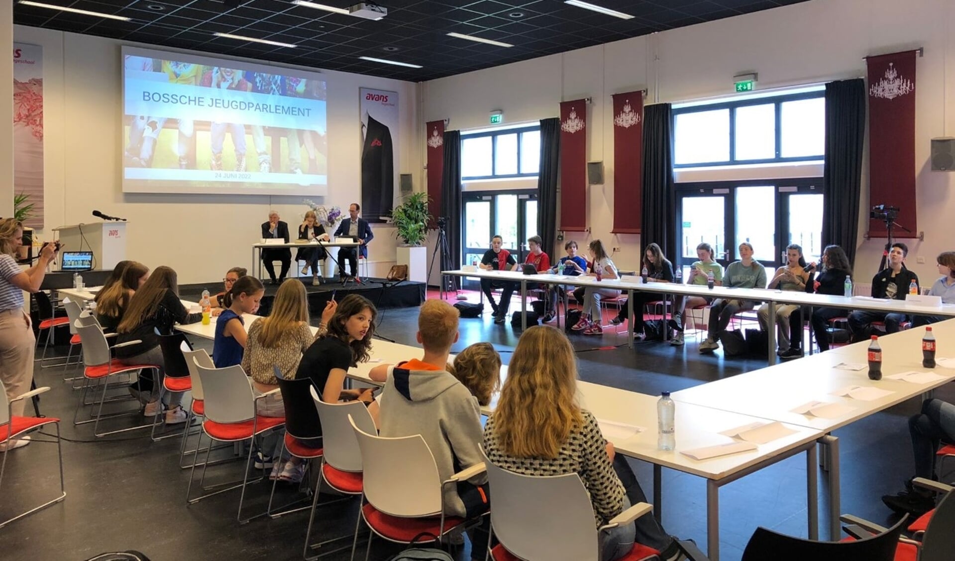 Het Bossche Jeugdparlement kwam op vrijdag 24 juni bijeen bij Avans Hogeschool 's-Hertogenbosch. (Foto: Natalie van Dishoeck)