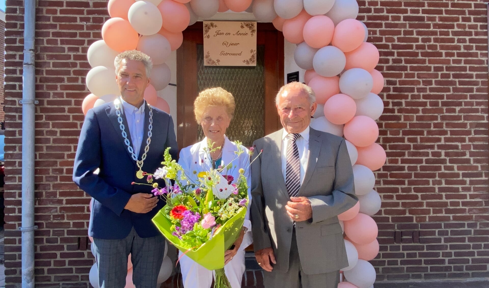 Annie en Jan Janssen-Fleuren vierden de zestigste huwelijksdag in familiaire kring met een bezoek van burgemeester Hans Teunissen. 