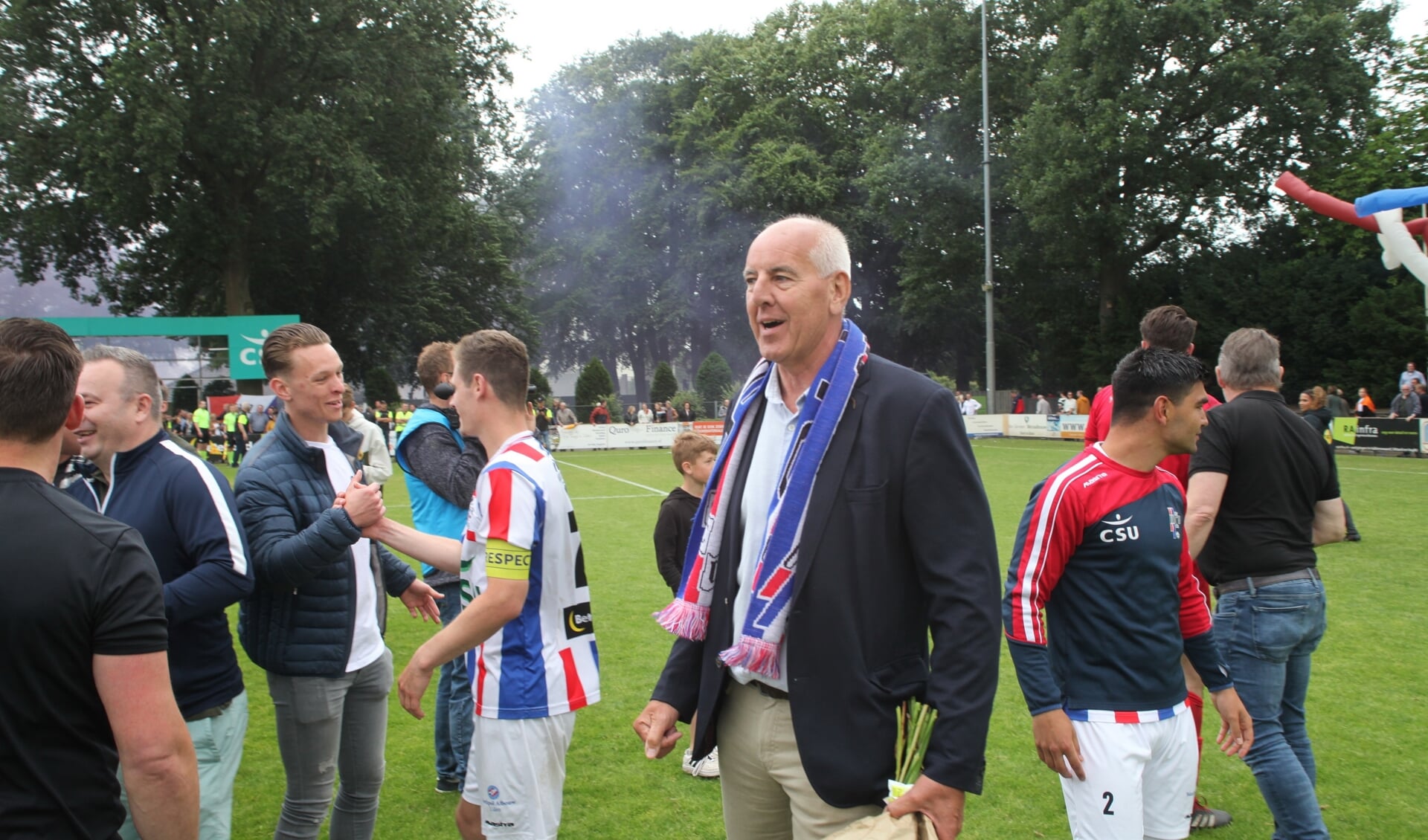 Een trotse UDI'19-voorzitter Wim Scheen tijdens de festiviteiten rondom de promotie van zijn club naar de Derde Divisie. (foto: Peter Kuijpers)