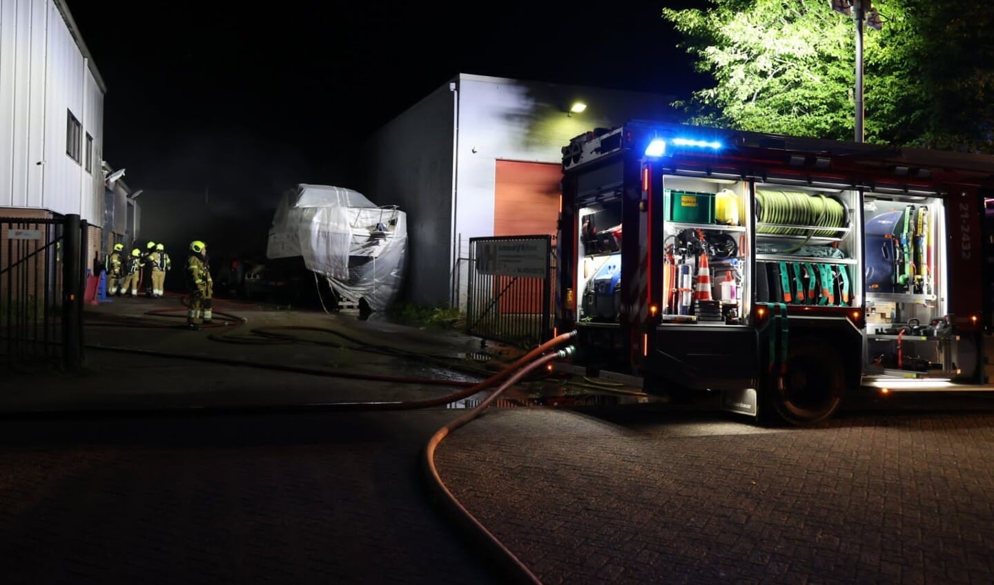 Bij de brand bij een bedrijf aan de Friezenstraat in Rosmalen gingen een camper en een personenauto in vlammen op.
