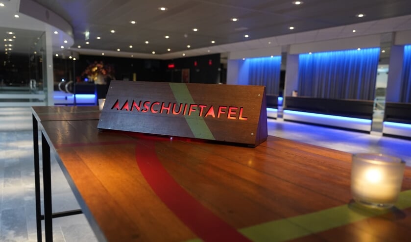 De aanschuiftafel in theater De Lievekamp. (Foto: Mariëtte Radstake)