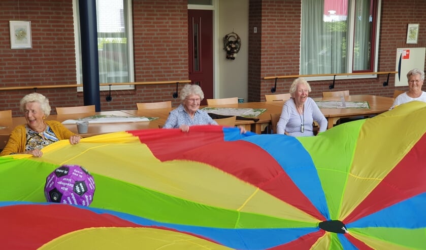Bewoners van de Cour hebben veel plezier met de beweegmaterialen die zij hebben ontvangen van Rotaryclub Uden.