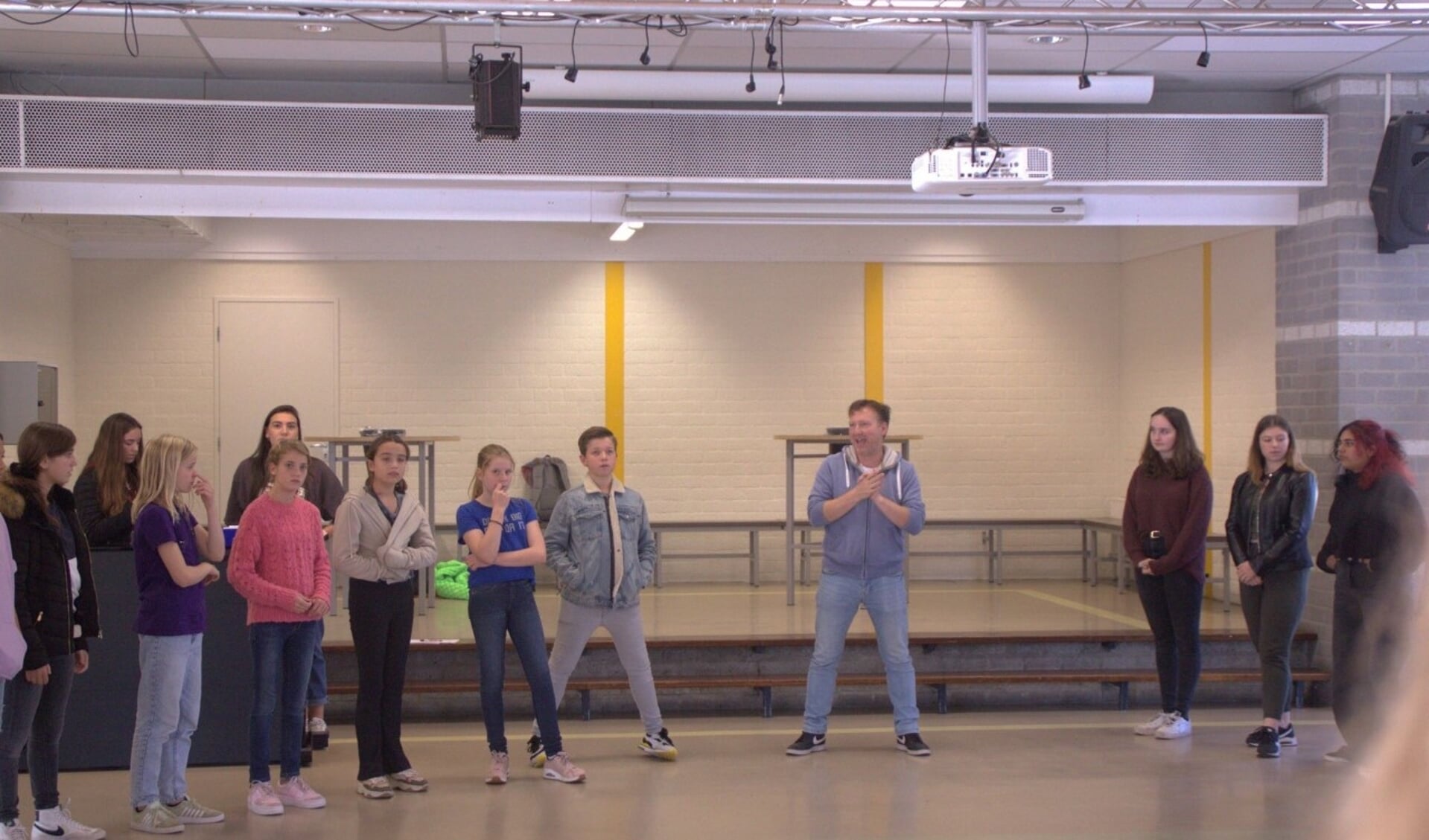 Leerlingen van het Rodenborch College repeteren voor de musical 'Urine Town' die van 9 tot en met 12 juni te zien is in PERRON-3.