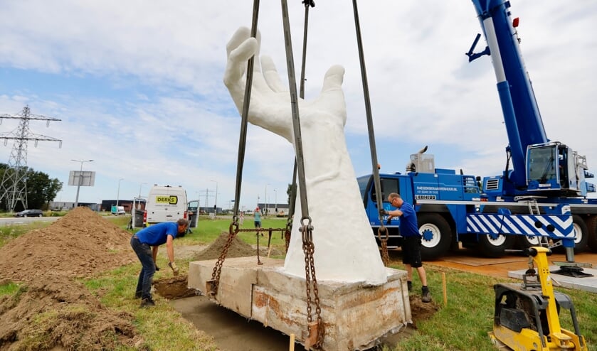 Met zwaar machinewerk kwam Haegens naar Haps om de betonnen hand een mooi plekje te geven. (Foto: SK-Media).
