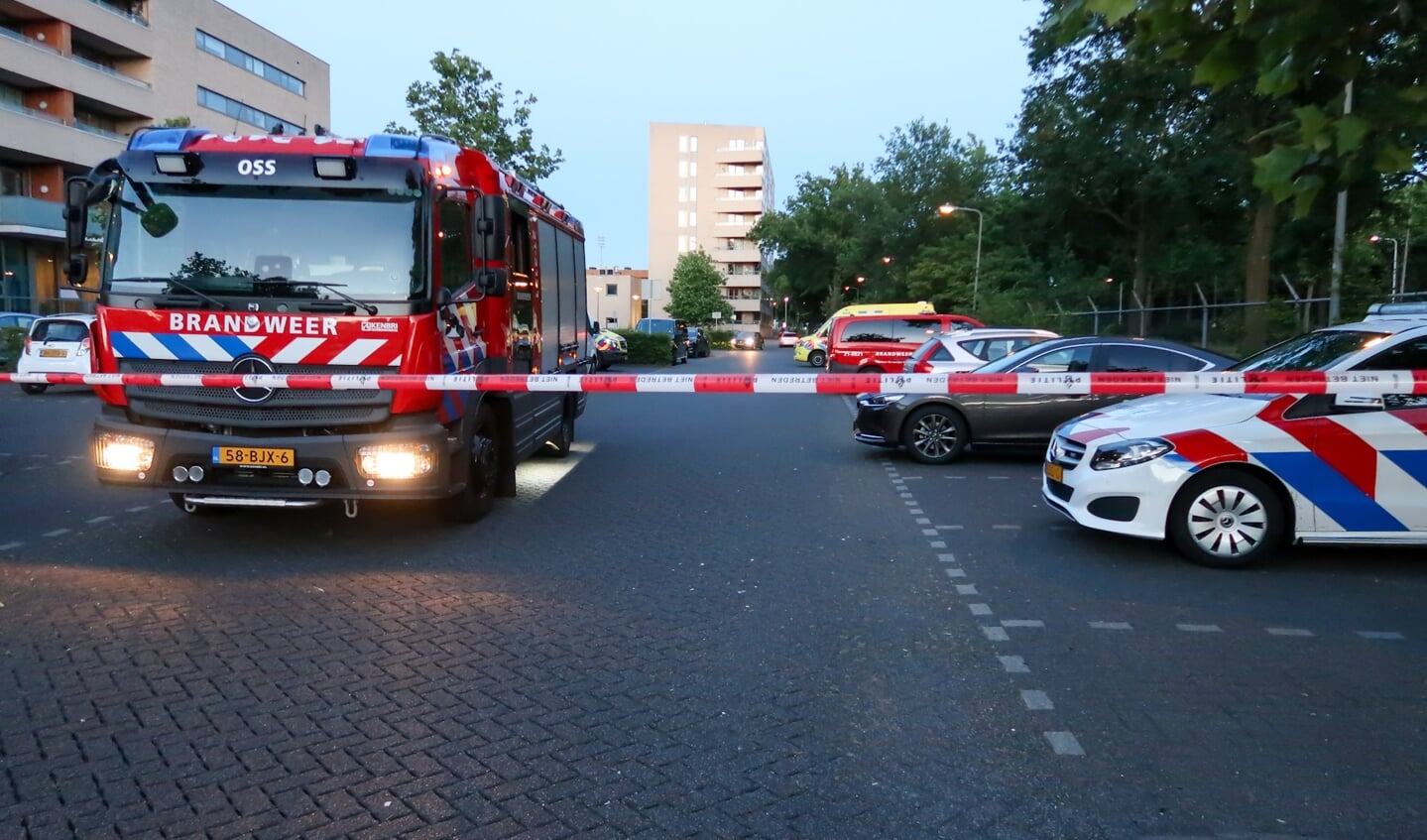 Brandweer en veel politie in Osse Gezondheidslaan. (Foto: Gabor Heeres, Foto Mallo)