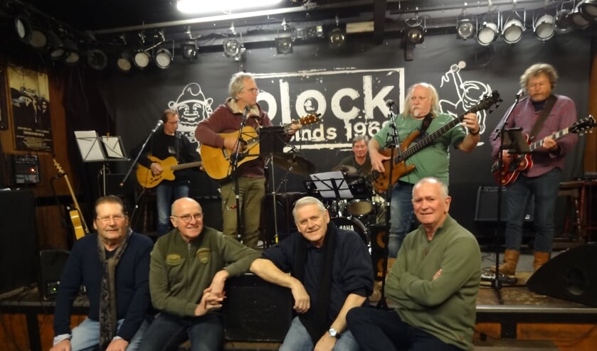 &Friends repeteert in Soos Plock. Op de voorgrond enkele leden van de andere bands te gast (foto: Ankh van Burk)