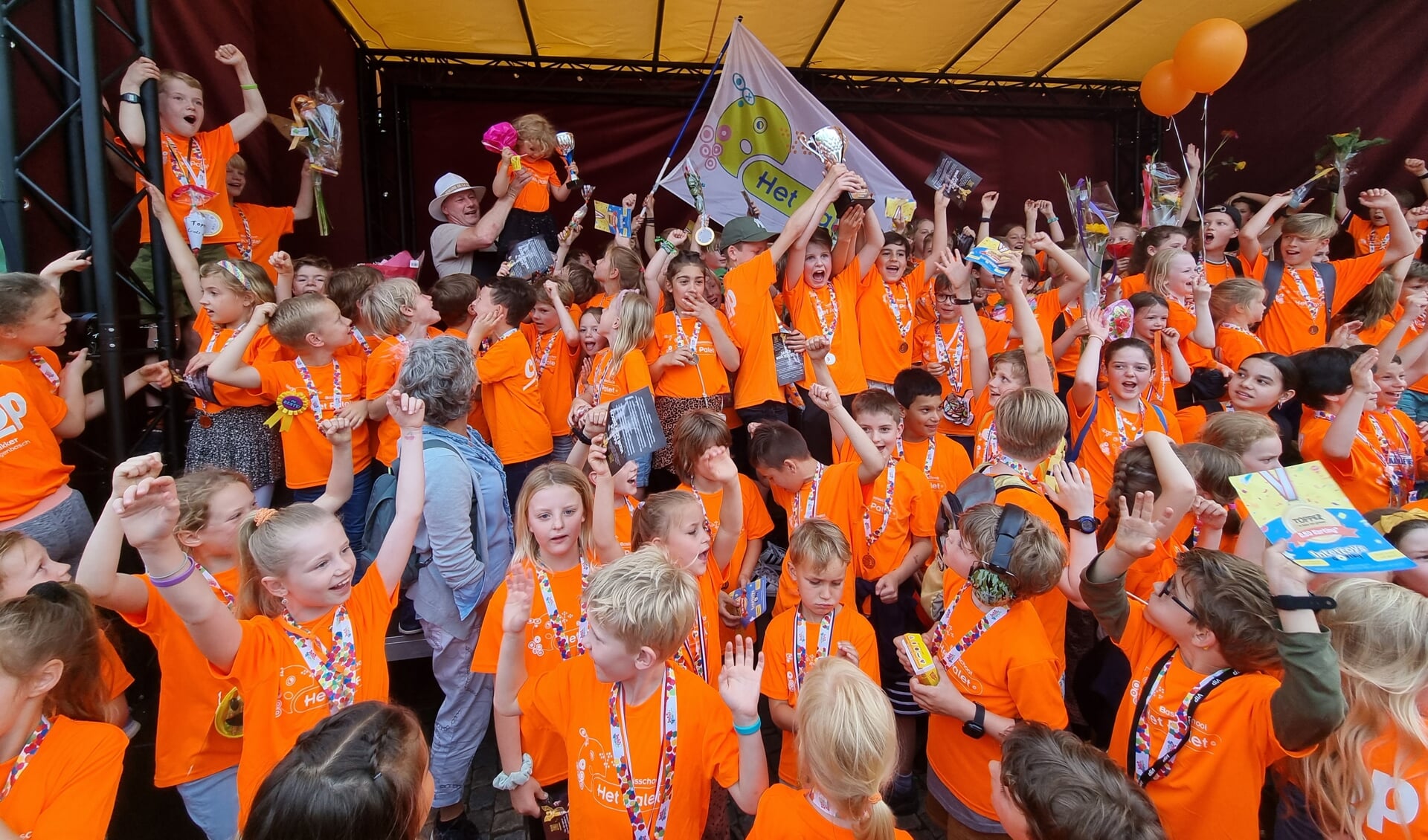 De leerlingen van Het Palet nemen de prijs voor de basisschool met de meeste inschrijvingen in ontvangst. 