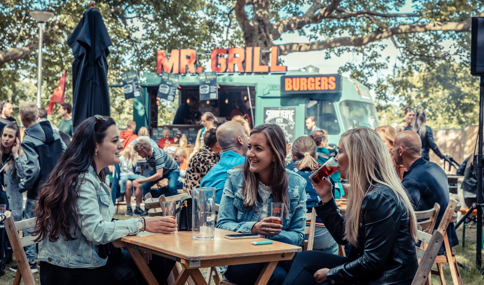 Van vrijdag 7 tot en met zondag 9 juli strijkt het grootste rondreizende foodfestival van Nederland weer neer op de Pettelaarse Schans. Het festival is gratis toegankelijk en geschikt voor alle leeftijden. (Foto: Peter Lodder)