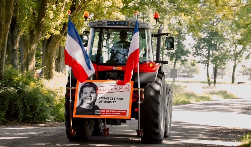 <p>Op het bord staat: Salaris: €175.548,48. Betaalt ze straks uw voedsel? Christianne van der Wal - Zeggelink. Minister voor Natuur en Stikstof.</p>