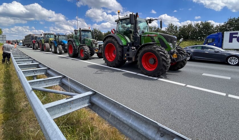 Tractors op de A59. (Foto: Gabor Heeres, Foto Mallo)  