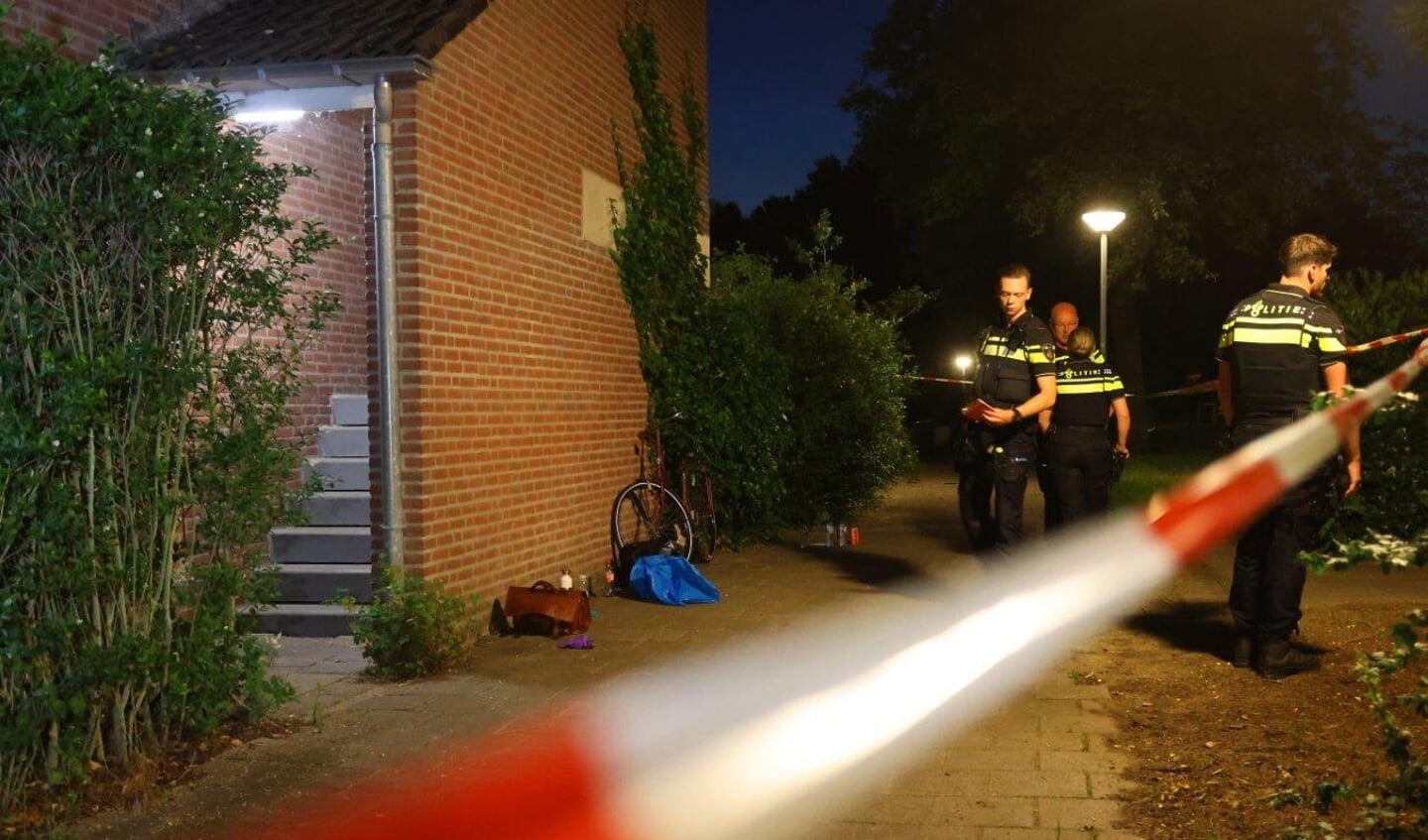 In een woning aan de Wethouder Noppenlaan in Rosmalen heeft de politie woensdagavond een dode vrouw aangetroffen.