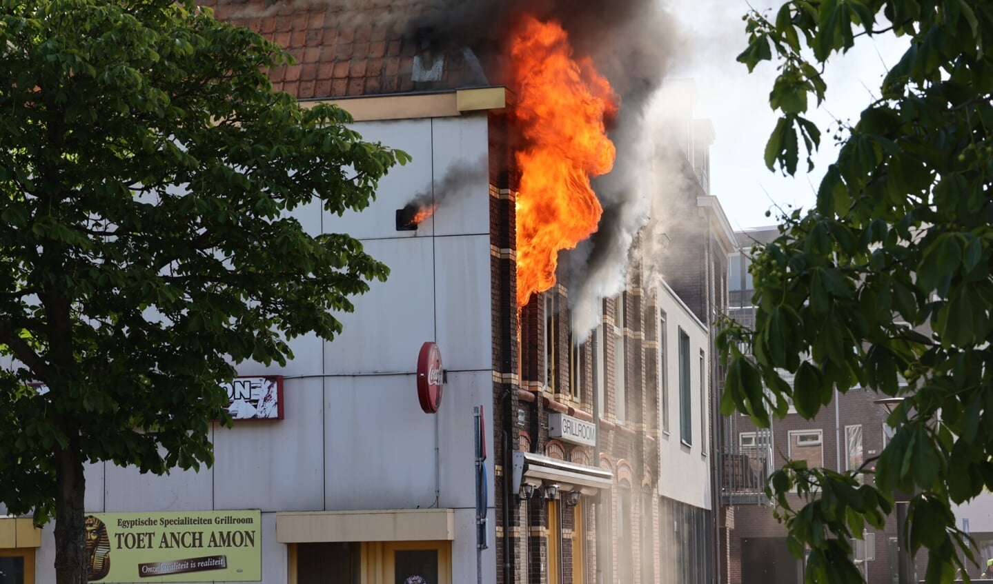 Uitslaande brand in Oostwal. (Foto: Charles Mallo, Foto Mallo)