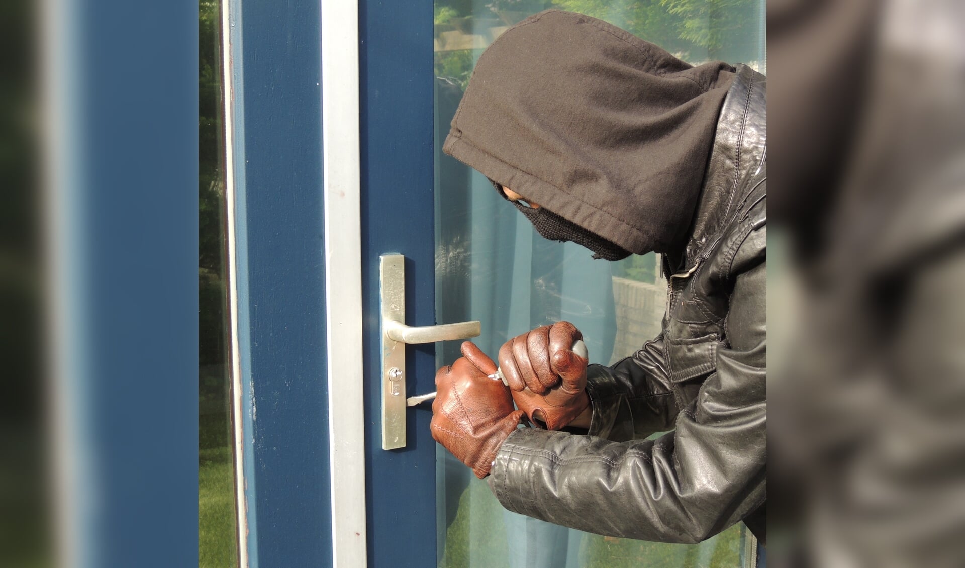 Inbrekers komen meestal binnen via de achter- of voordeur. Een ervaren inbreker ziet onmiddellijk of een slot makkelijk te forceren is of dat het juist een zware klus gaat worden.