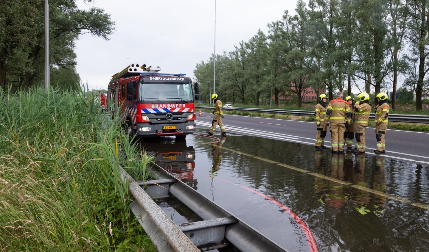 Oprit en rijbanen A59 bij Den Bosch dicht door water.