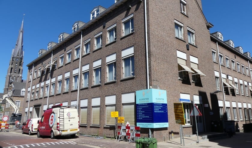 <p>'Beste Dirk: Waarom, wáárom is in…eh…godsnaam(?) het véruit lelijkste pand van de Deken van Miertstraat overeind blijven staan?'</p>