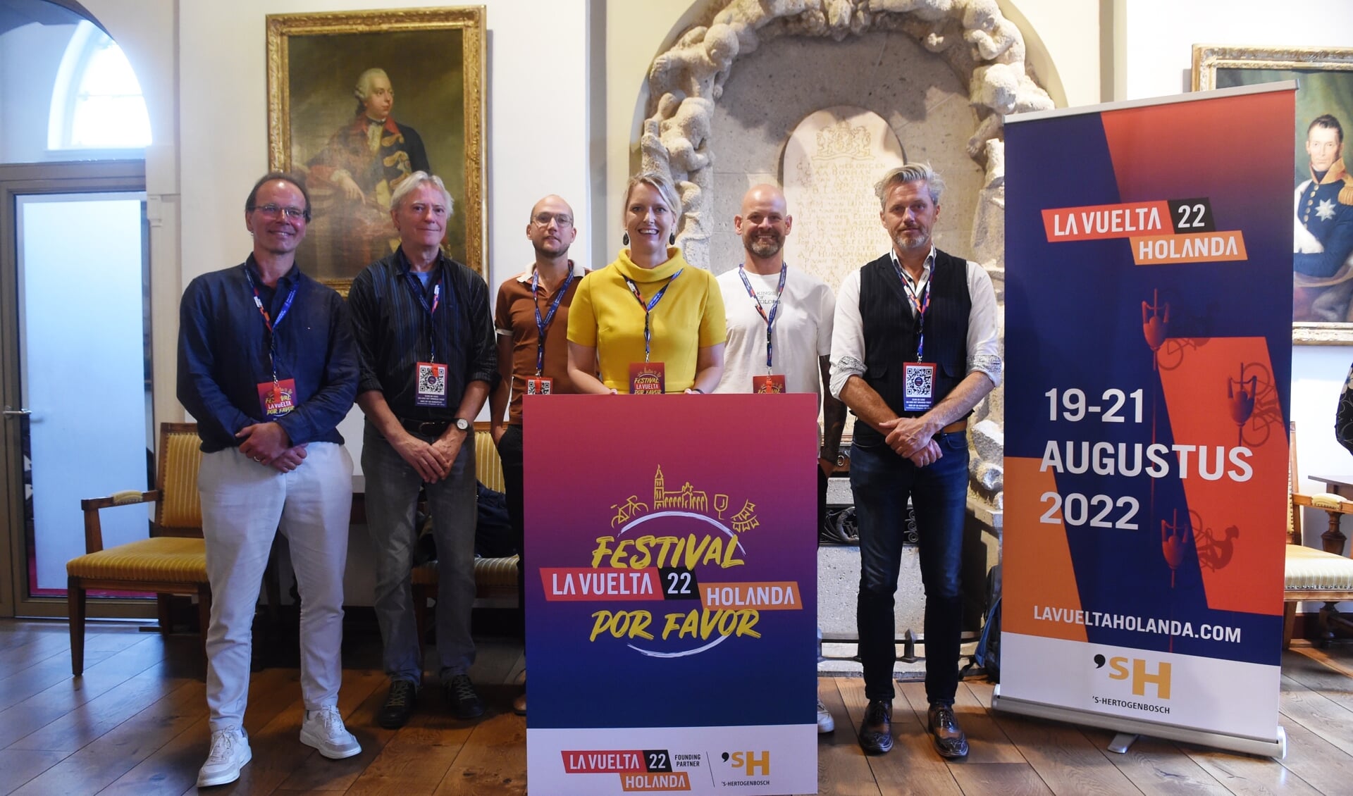 De presentatie van het La Vuelta-programma en festivallogo met v.l.n.r. Paul van Puijenbroek, Maarten Sterneberg, Noël Josemans, Marianne van der Sloot, Jan-Henk van Ieperen en Stephan Grilis.