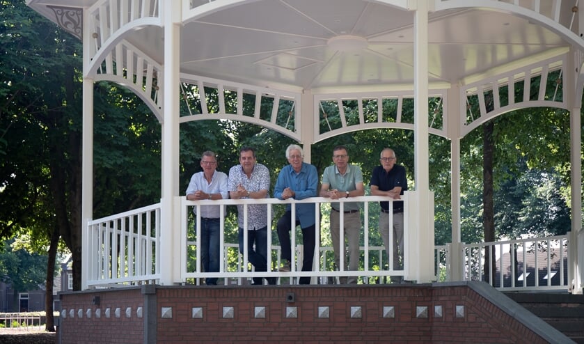 Het bestuur van Stichting Brinkkios. V.l.n.r.: Johan de Bruin, Tars van de Broek, Jan van Raaij, Henri Cocu en Jos Hendriks. (Foto: Martien van Dommelen)  