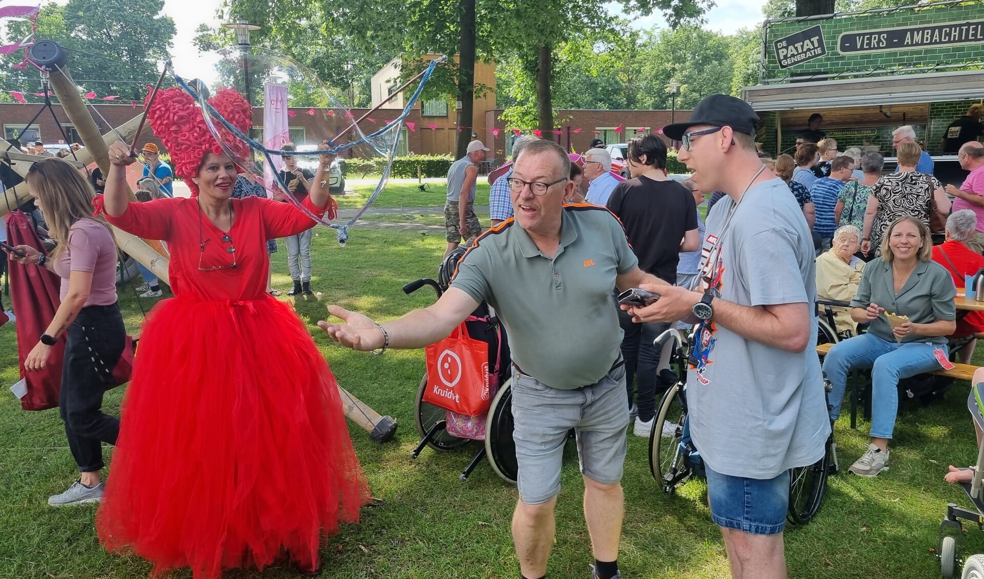 Gezelligheid troef tijdens de feestmiddag op het terrein van de Binckhorst in Rosmalen.