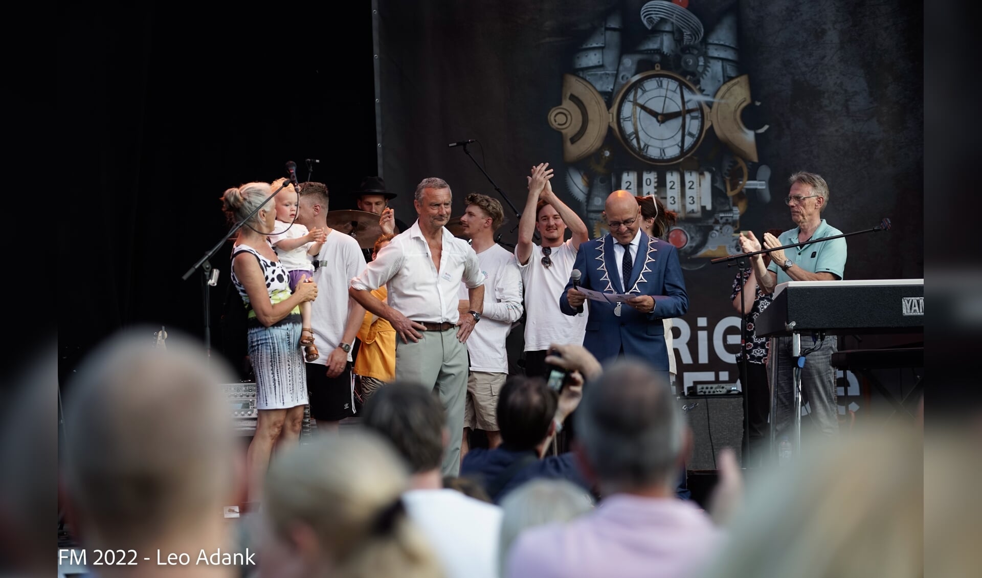 In 2022 werd Jan van Hoof op het grote podium van Fabriek Magnifique geridderd door burgemeester Kees van Rooij (Foto: Leo Adank).