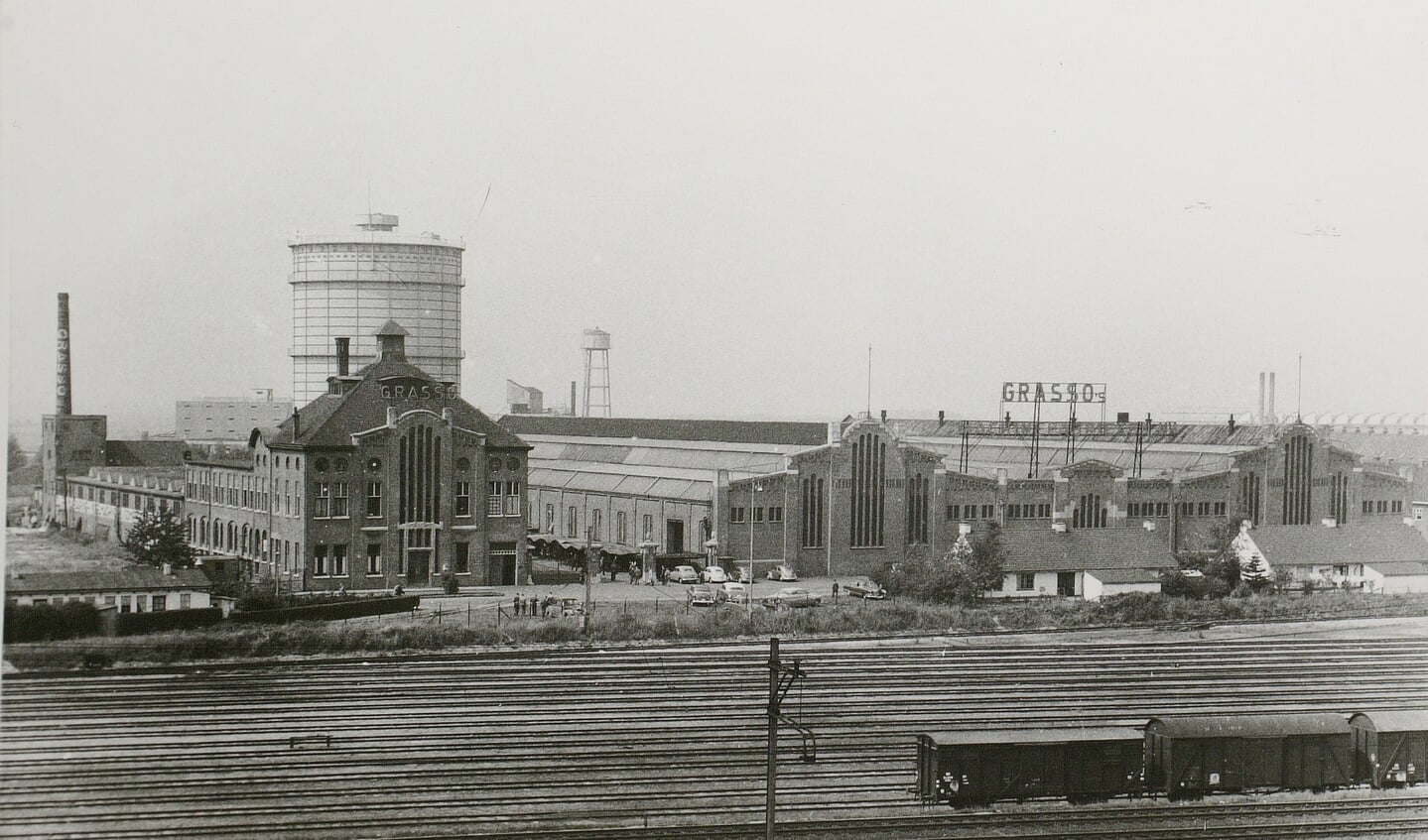 De Grasso machinefabrieken en gashouder gezien vanaf station Den Bosch op 17 augustus 1955. (Foto: Fotopersbureau Het Zuiden)