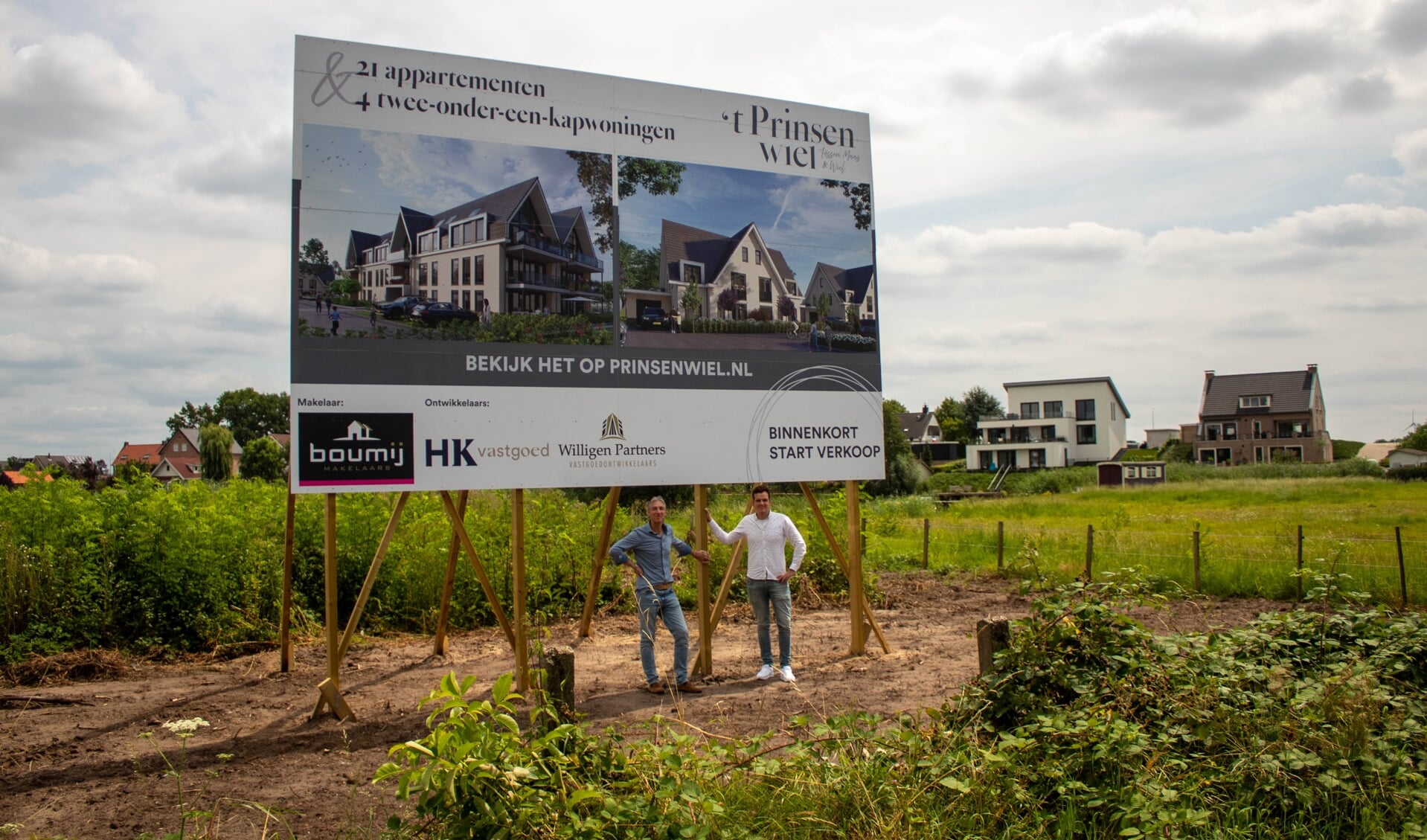 Jacco Klaassen (HK Vastgoed) en Michel van Es (Willigen Partners) op de plek waar nieuwbouwproject 't Prinsenwiel wordt gerealiseerd.