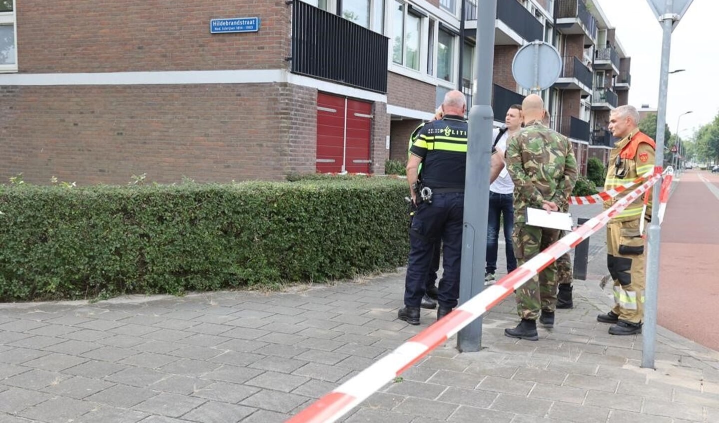 Acht panden in de Hildebrandstraat in Den Bosch zijn vanochtend ontruimd nadat er een handgranaat was aangetroffen op de gevel van een zonnestudio.