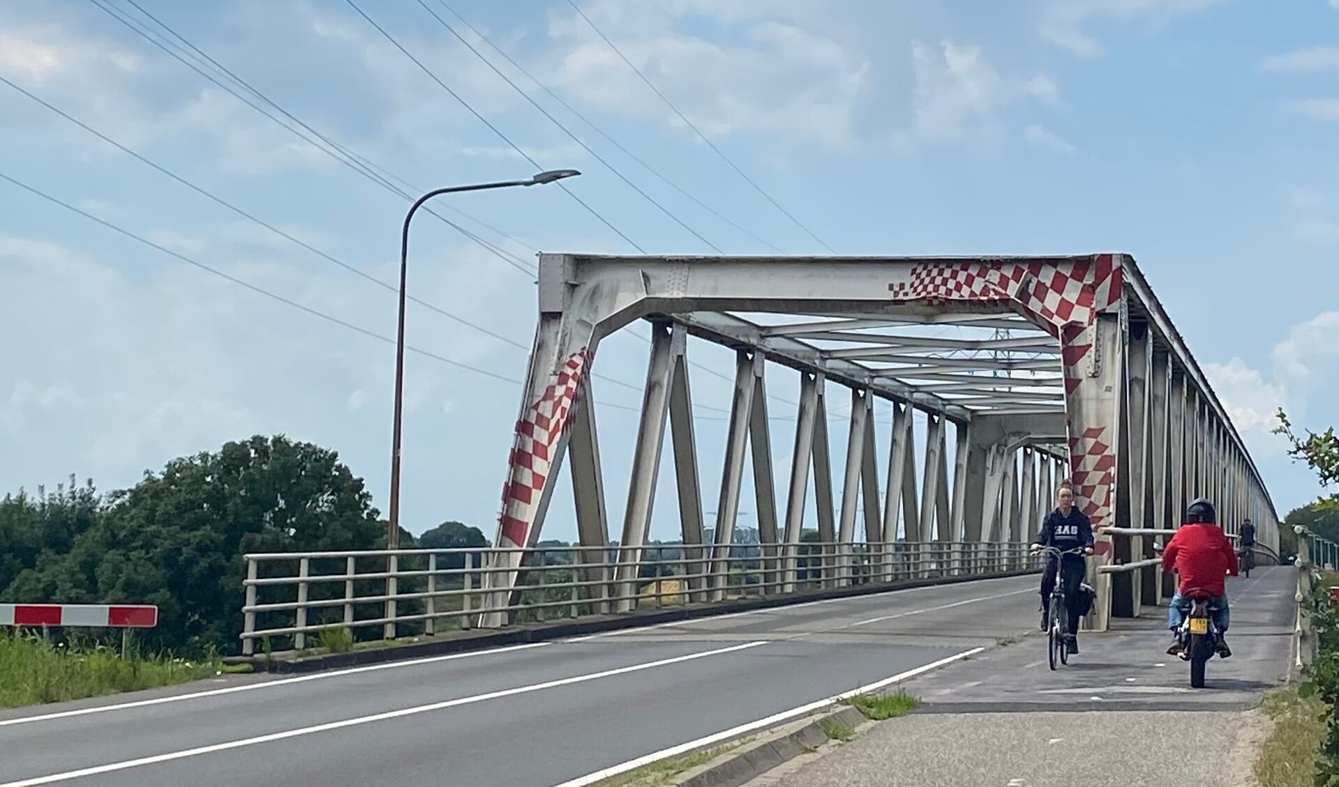 Het blijft voorlopig nog dringen op het fietspad naast de Maasbrug tussen Gennep en Oeffelt. 