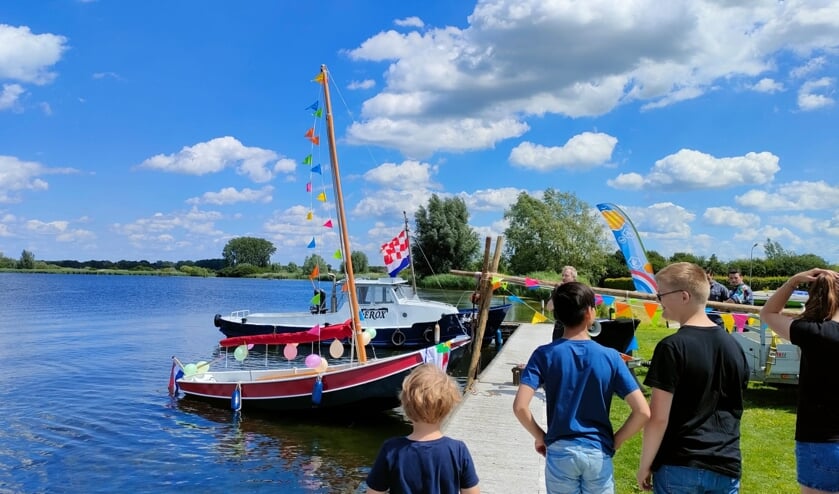 Scoutinggroep Dorus Rijkersgroep doopt nieuwe zeilboot  