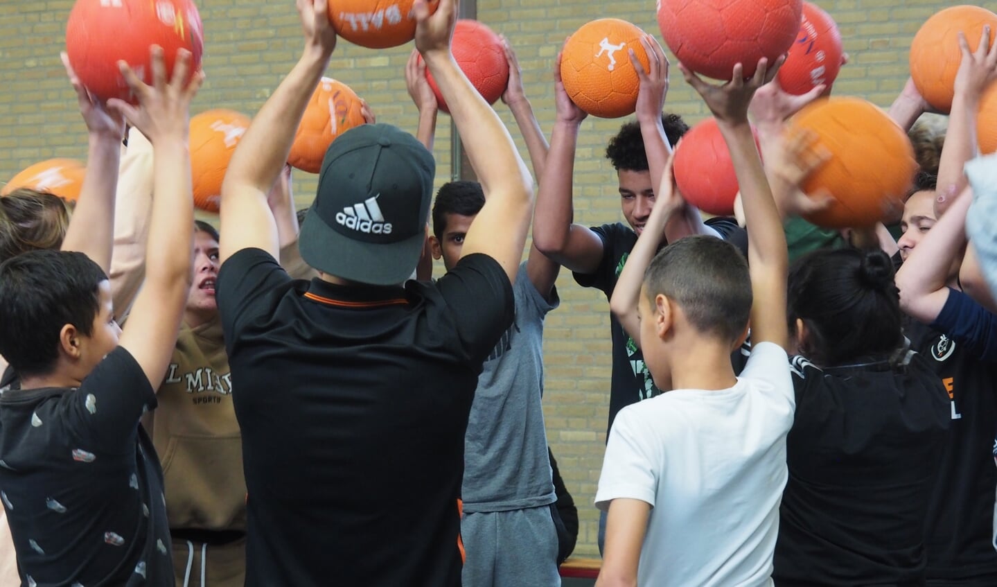 Voetbal ontmoet dans in de gymzaal van BBS De Kruiskamp onder leiding van choreograaf Guilherme Miotto. Dit programma wordt ondersteund door Jeugdfonds Sport & Cultuur ‘s-Hertogenbosch-Vught.