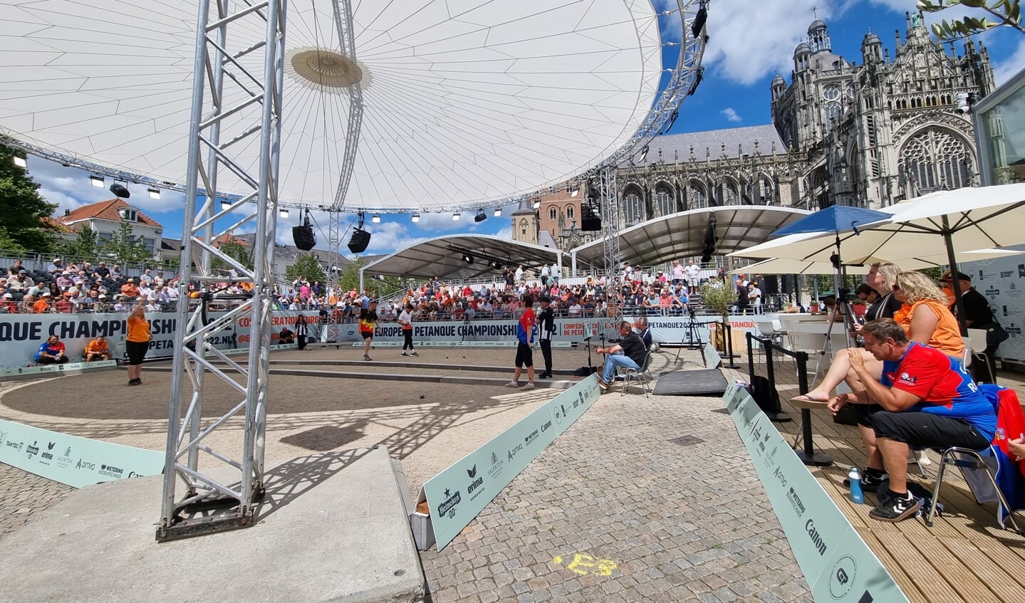 Met ruim 5.000 bezoekers per dag en een uitverkocht stadion op zondag was het EK Petanque 2022 op de Parade een groot succes! Zowel bezoekers als deelnemers waren laaiend enthousiast.