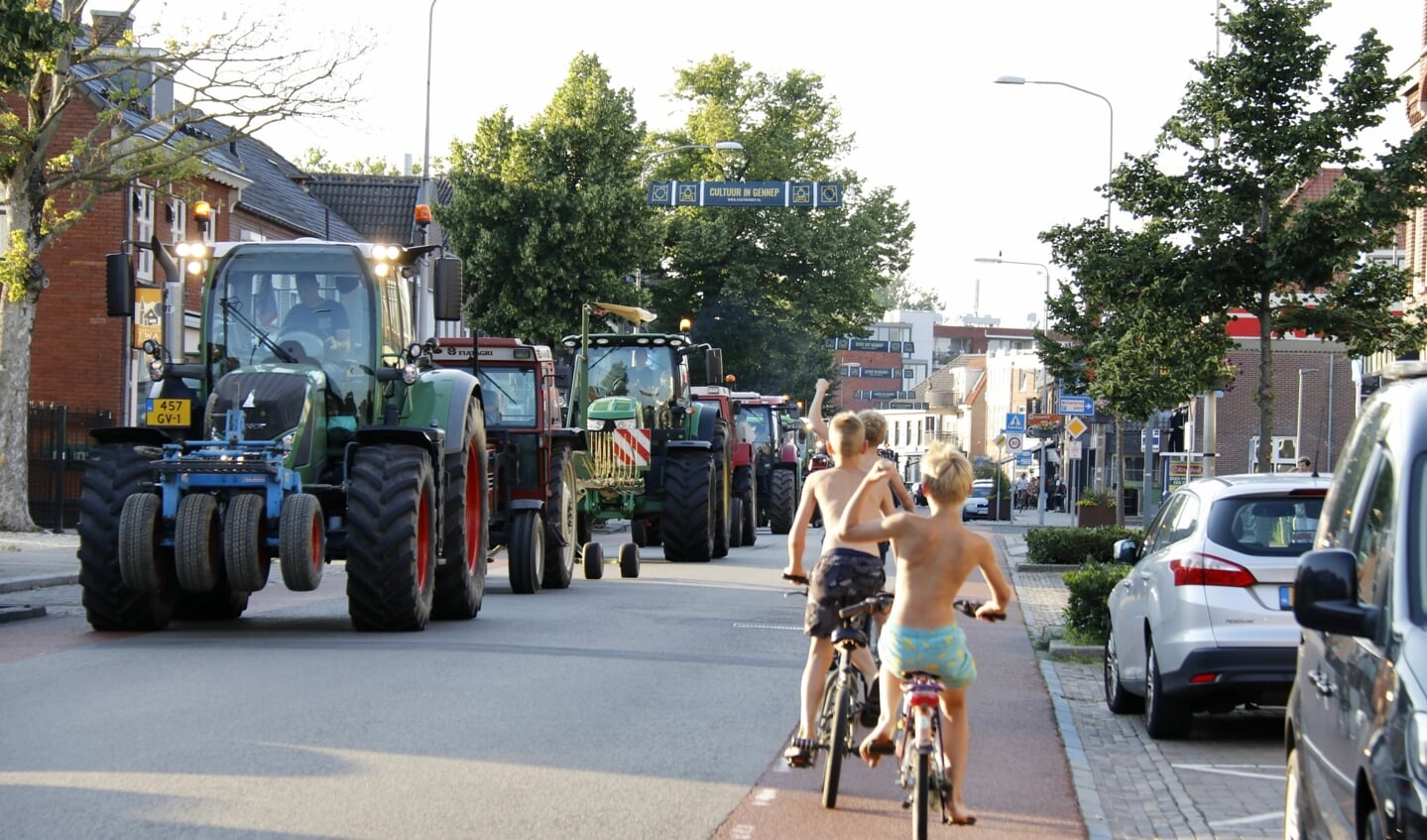 De stoet tractoren verlaat het centrum van Gennep.