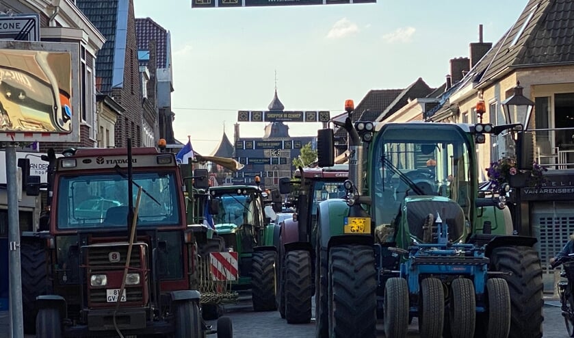 <p>De Zandstraat was vanaf de Zuidoostwal tot aan Markt in Gennep gevuld met tractoren.</p>