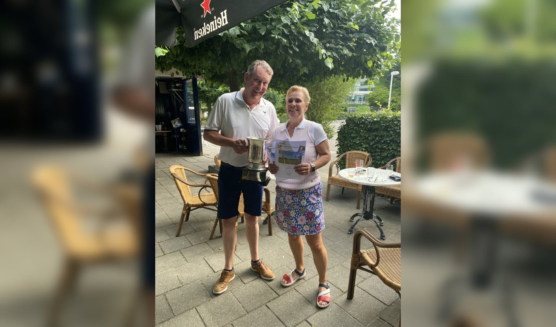 De winnaars van de Mauk de Jongh trofee 2022 Simone Dankers en Jan van de Grint poseren op het terras van GolfParc De Pettelaar.