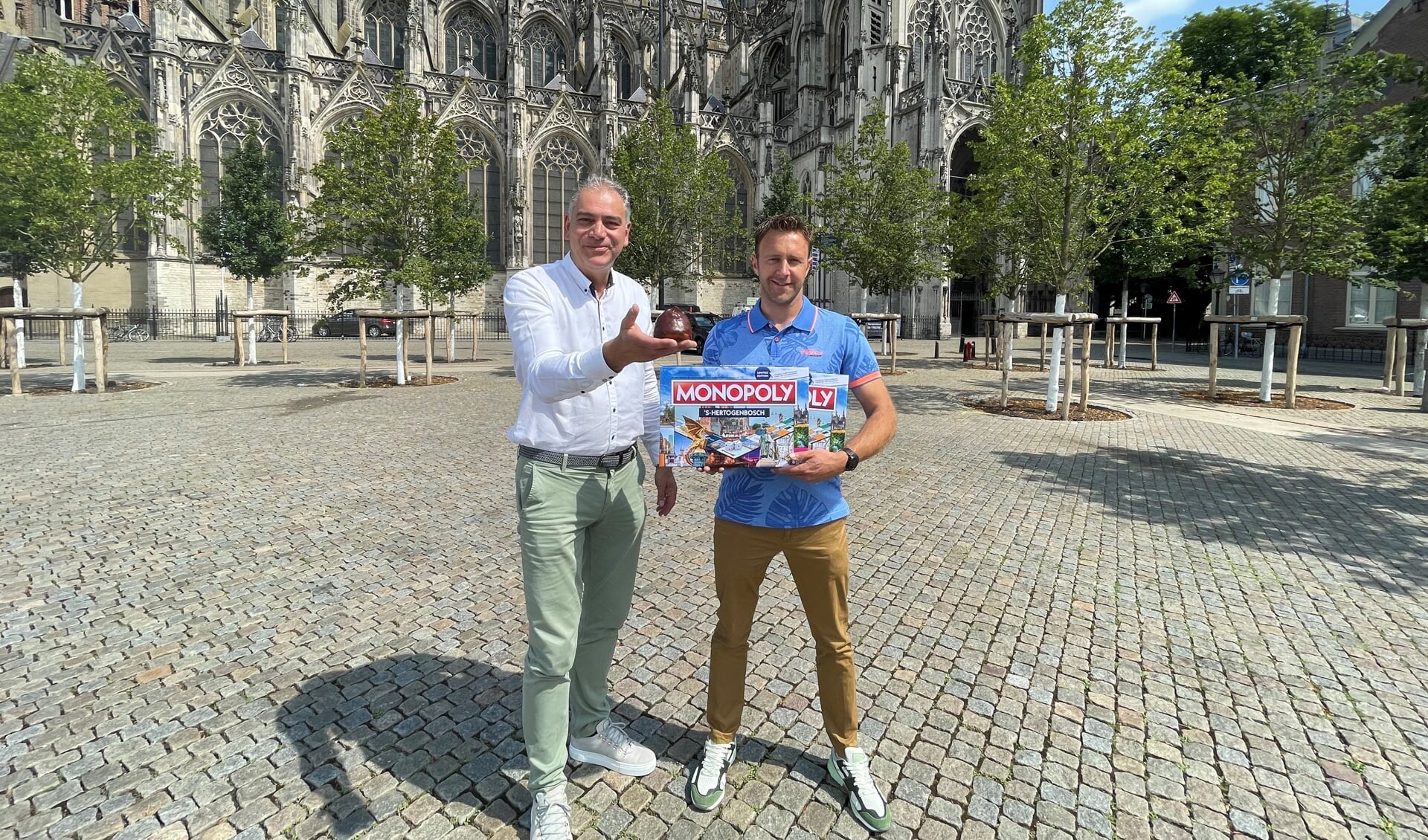 Robert van Enschot (links) van VepaGifts en Erwin Frunt van Big Bird Creative Studios poseren op de Parade met de Bossche editie van het wereldberoemde spel Monopoly. Het spel is vanaf november te koop.