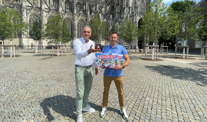 Robert van Enschot (links) van VepaGifts en Erwin Frunt van Big Bird Creative Studios poseren op de Parade met de Bossche editie van het wereldberoemde spel Monopoly. Het spel is vanaf november te koop.
