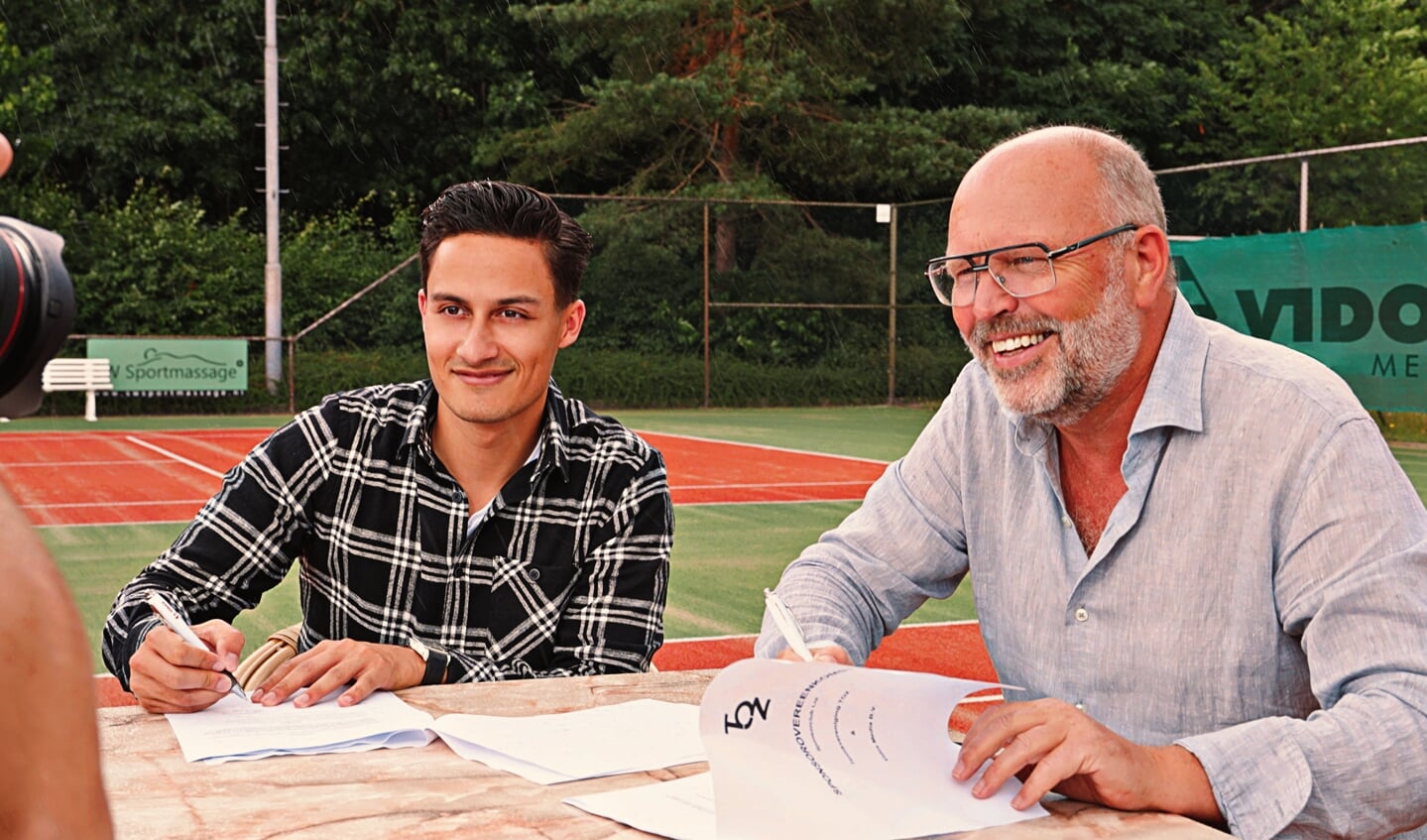 Damian van Essen (links) ondertekent het contract met TOZ-voorzitter Wouter ter Haar.