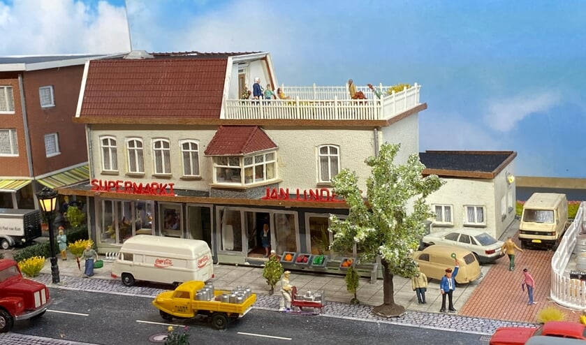 Een detail uit de maquette van de Zandstraat uit de jaren '70 in de vorige eeuw. Supermarkt Jan Linders met links de lunchroom.