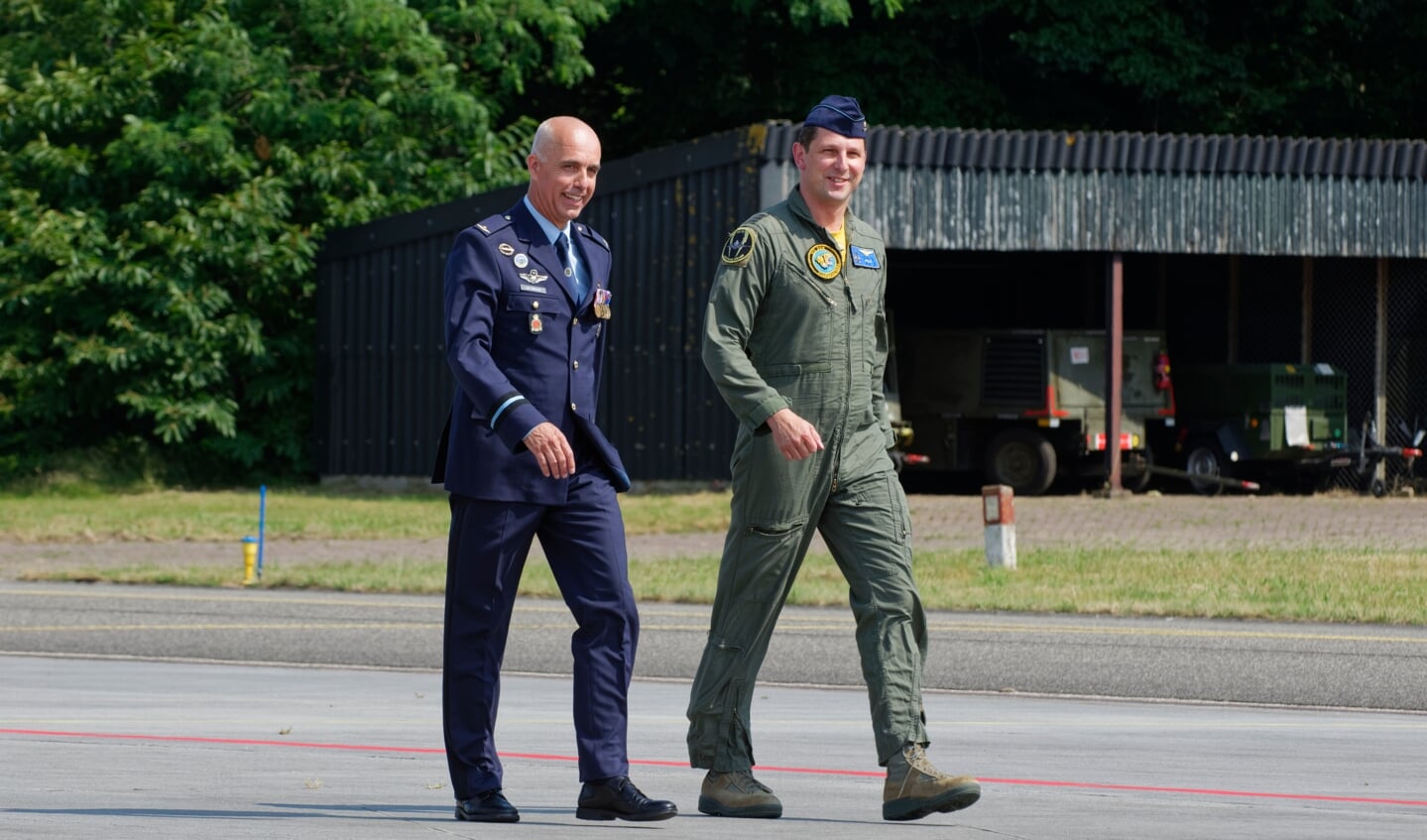 Volkel commodore Johan van Deventer en squadron en commandant 313 squadron, luitenant-kolonel Hussen.