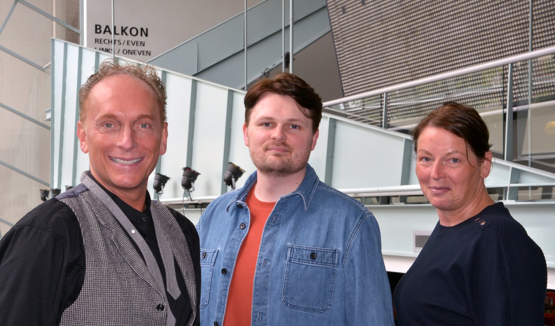 Erwin, Aaron en Astrid in het theater waar 'Passie voor Pasen' wordt opgevoerd.