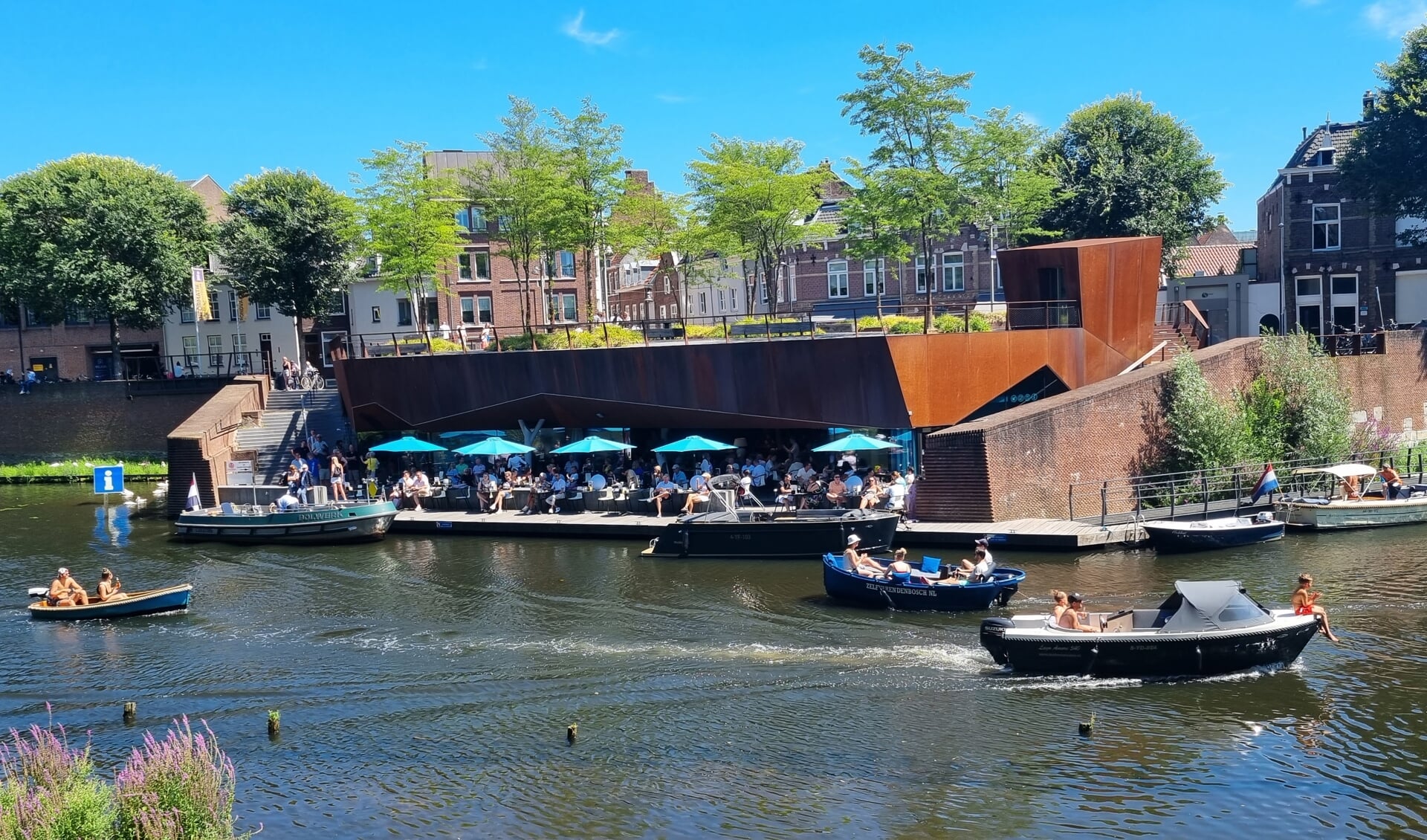 Drukte op en langs het water in de binnenstad van Den Bosch.