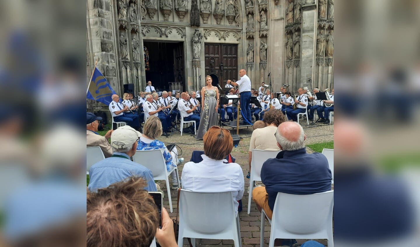 Een prachtig jubileumconcert van de Politieharmonie voor de jarige Sint-Janskathedraal.