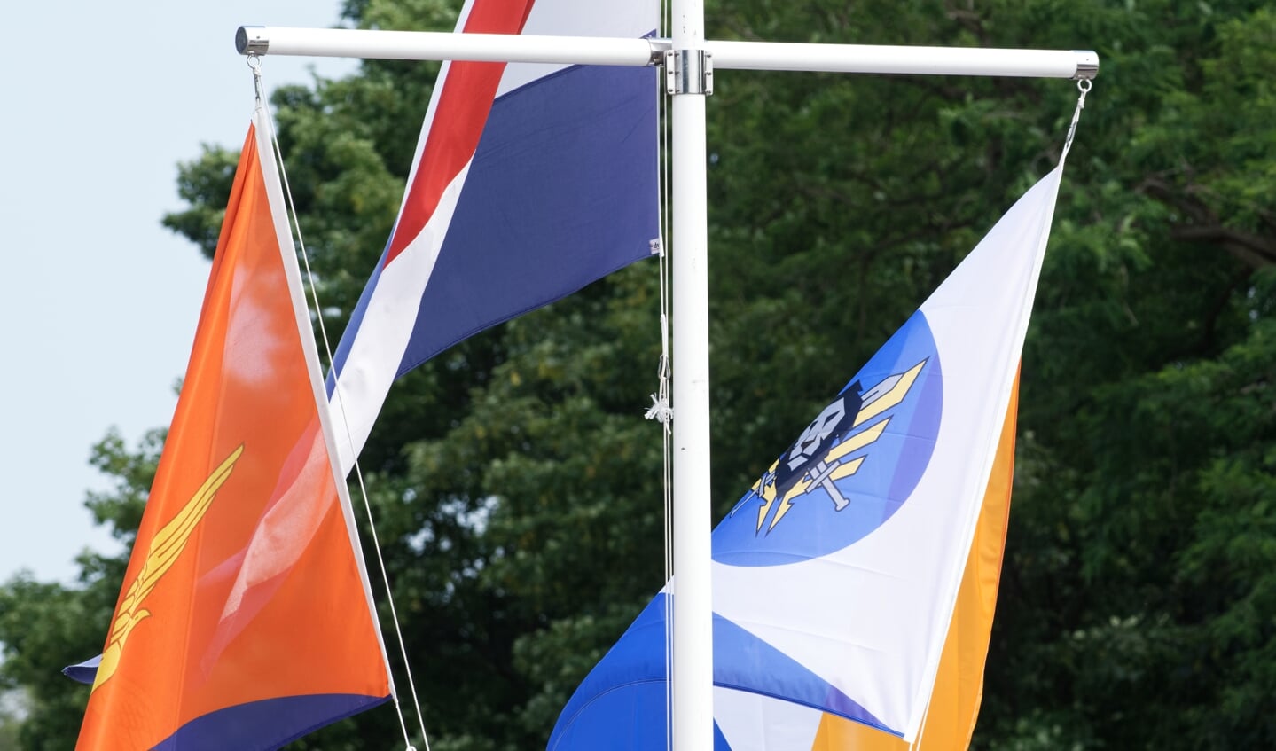 Nederlandse vlag, Koninklijke Luchtmachtvlag en ACC vlag in top.