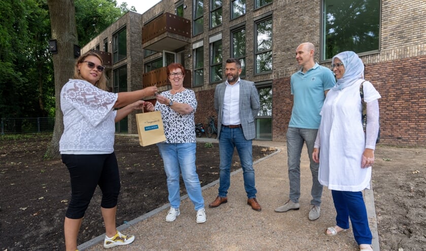 <p>Op de foto van links naar rechts Ursula de Kraaij (afd. Verhuur Zayaz), Karin van Haaren (bewoonster), Hein Geertsma (bedrijfsleider planontwikkeling Hoedemakers), Thomas Beks (projectleider Zayaz) en Touria Taalabi (projectconsulent Zayaz).</p>