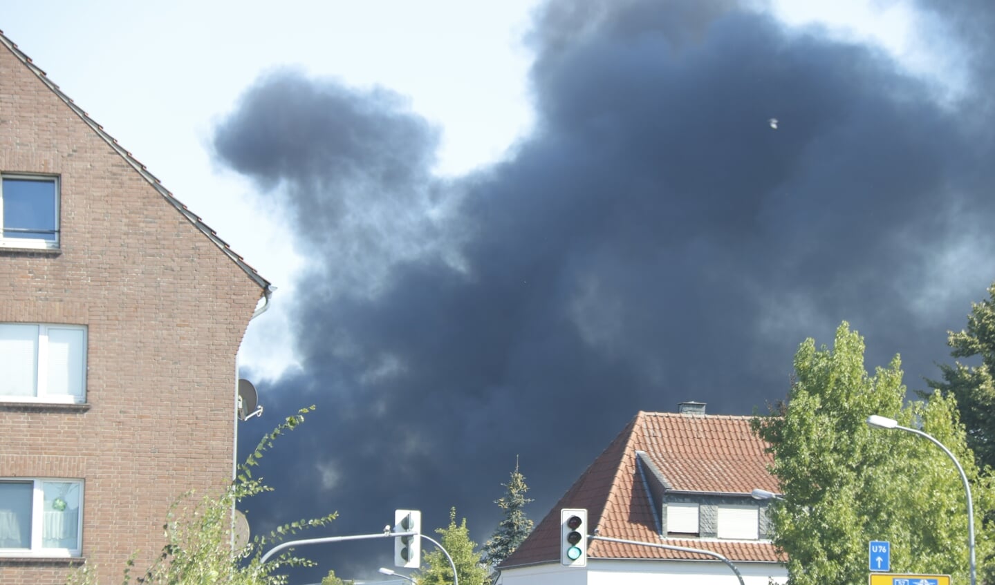 De rookpluimen zijn tot in de wijde omtrekt te zien.